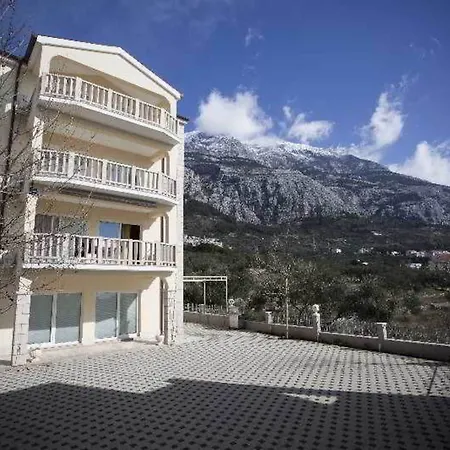 Apartment And Mare *